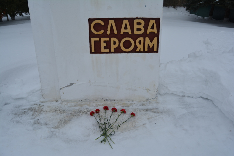 Возложение цветов к обелиску погибшим воинам-землякам  в рамках Всероссийской акции «Защитим память героев».